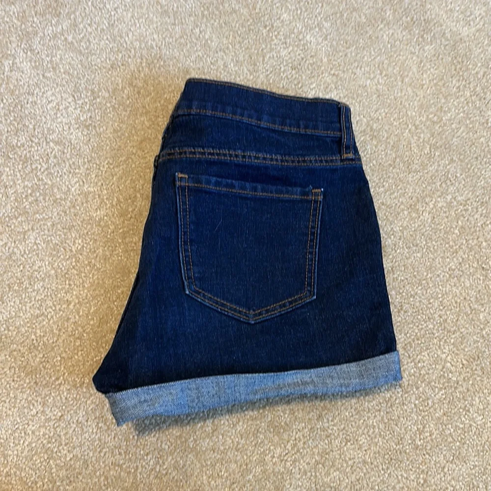 Old Navy Dark Wash Boyfriend Denim Shorts Rolled Cuff Women’s Size 4